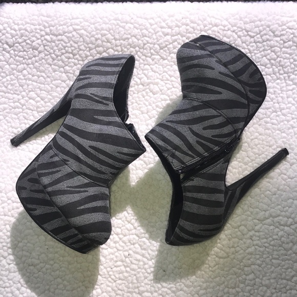 Tinley Road Shoes - Tinley Road Zebra Booties 7.5 🦓